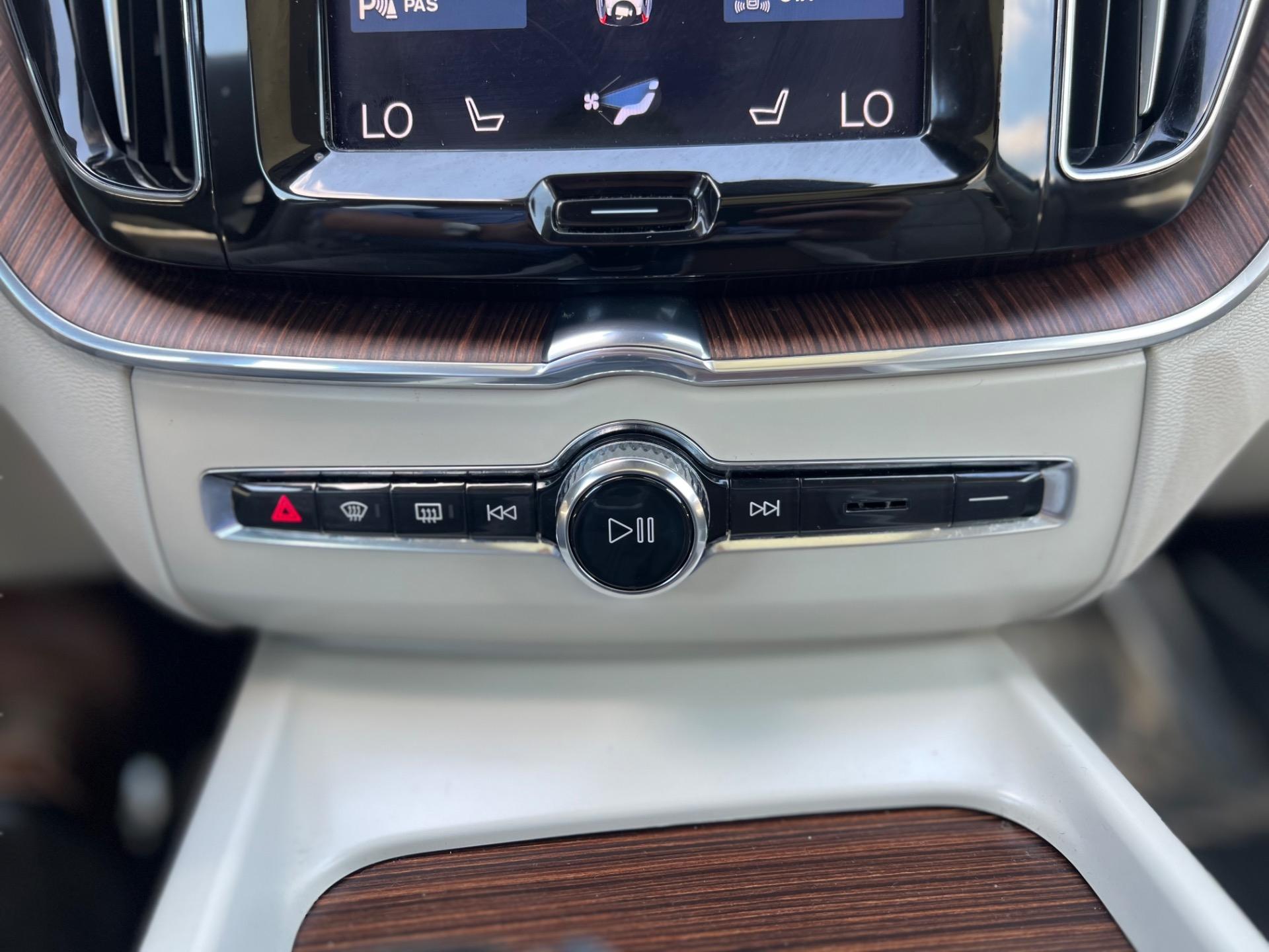 Used 2021 Volvo XC60 T5 Momentum For Sale (Sold) | Premiere